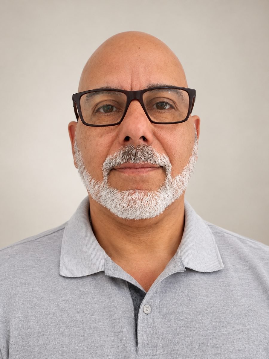 Marno Lima, psicólogo, de óculos e barba grisalha, camisa polo cinza